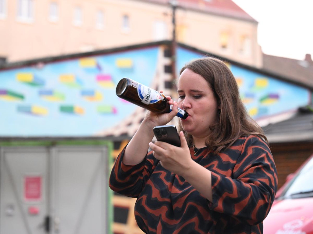 image.title Grünen-Chefin Ricarda Lang reagiert auf virales Bierflaschen-Meme  image