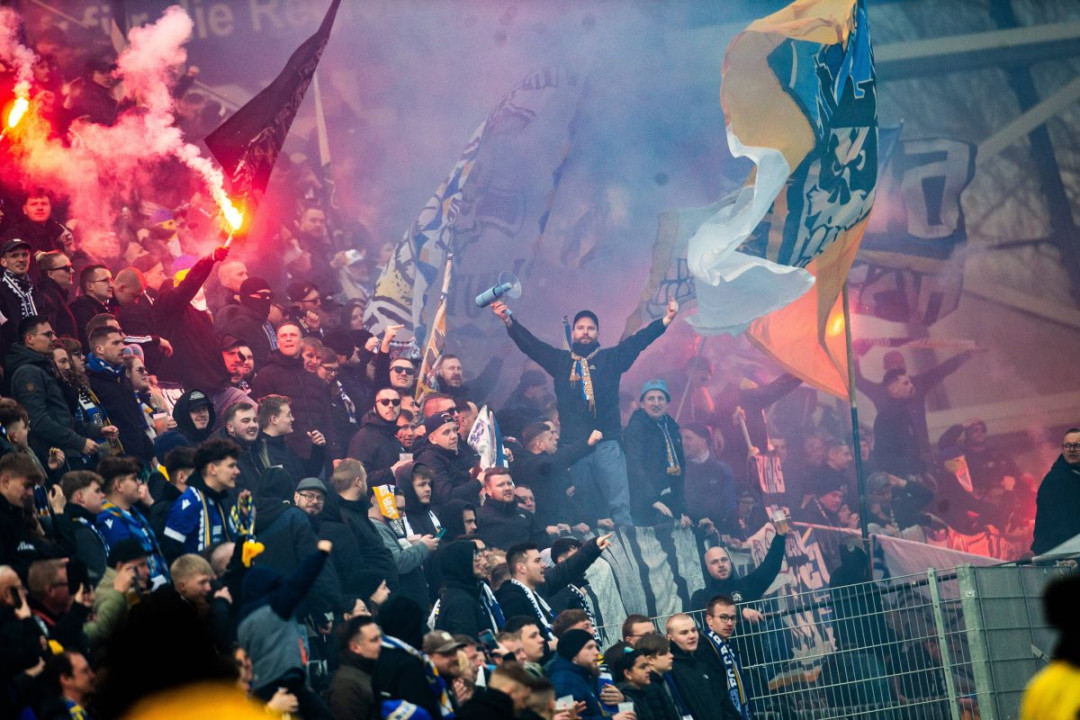 image.title Thüringen-Derby kurz vor Spielabbruch! Erfurt Fans sorgen für  image